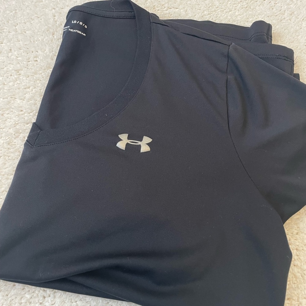 Black workout top from under armour